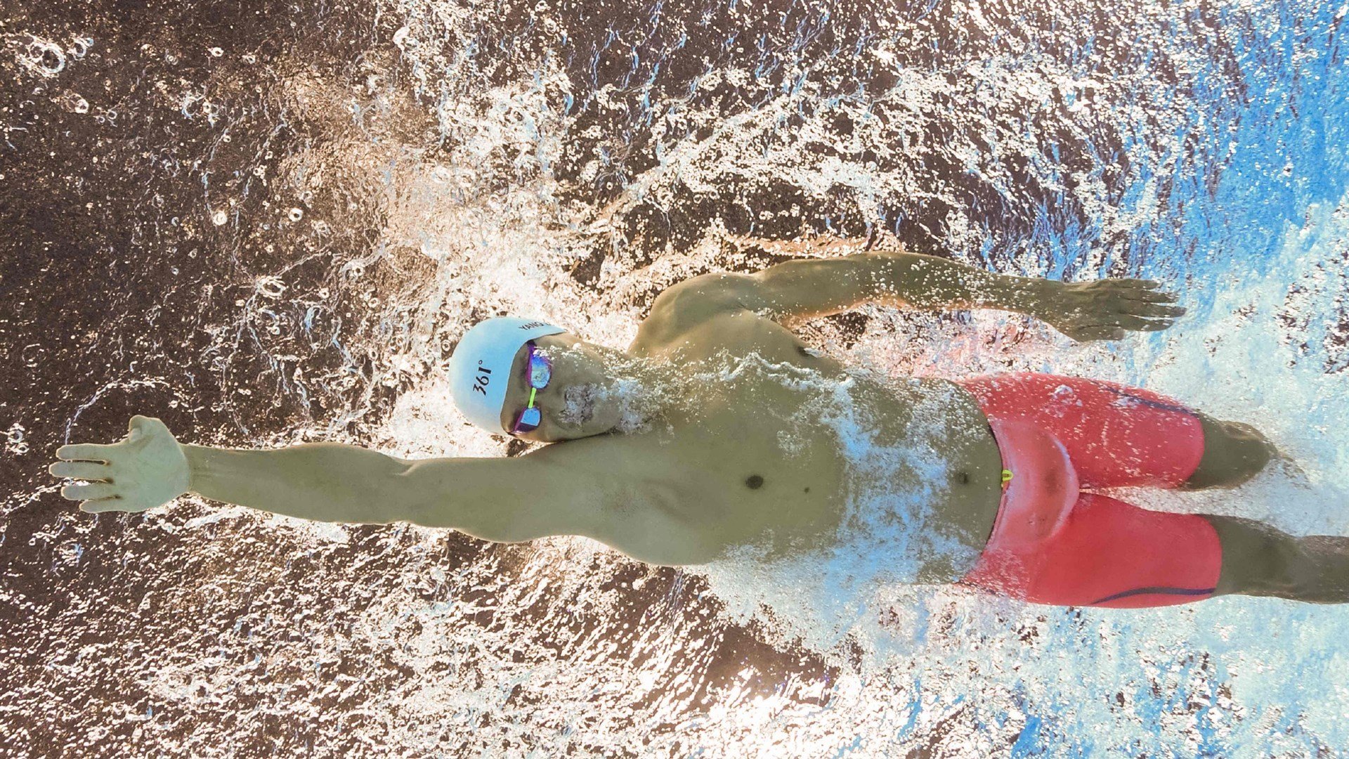 “天气考验：暴雨、雪雾的极端挑战”，天气预报的暴雨