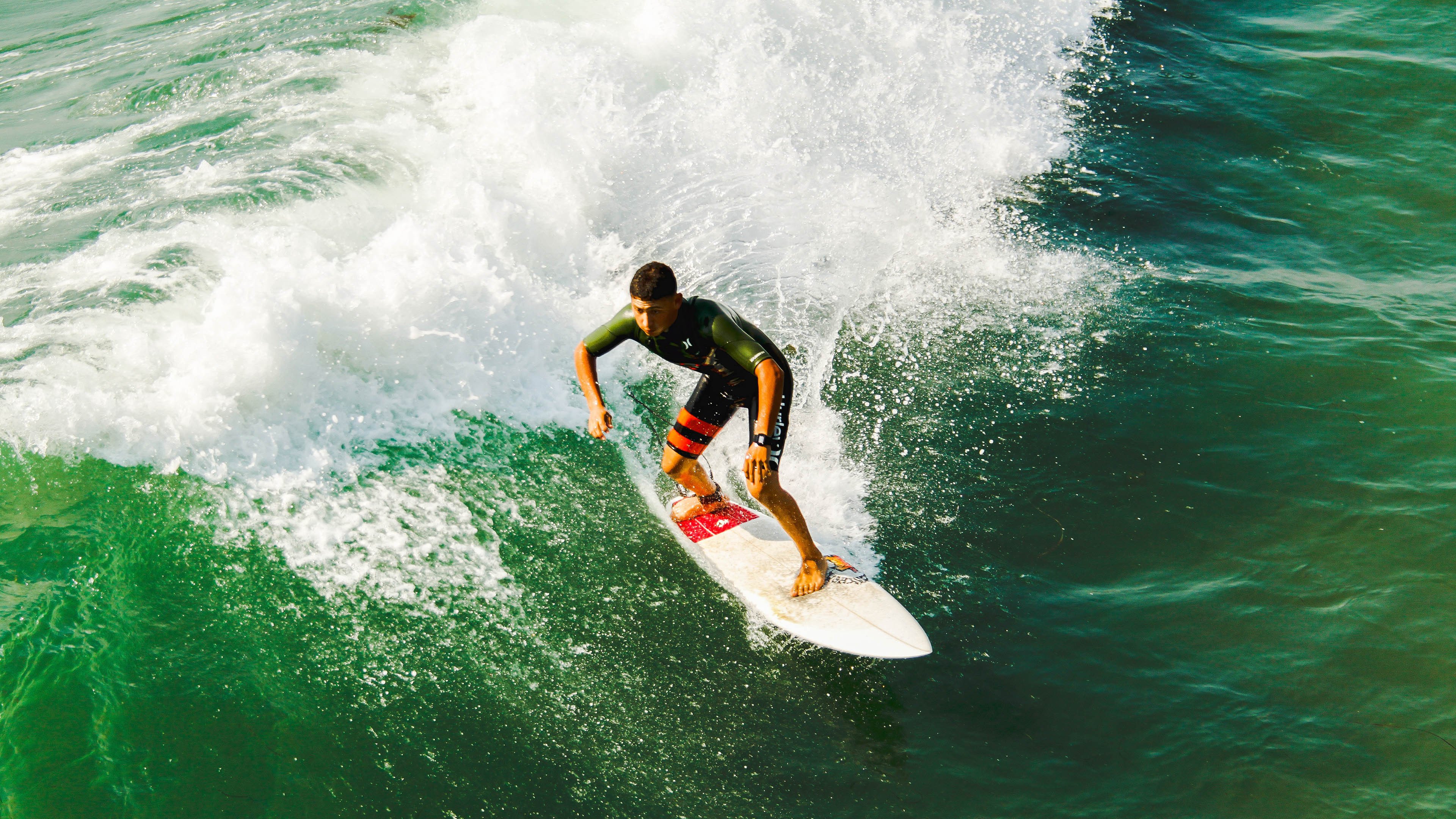 “英超争冠组厮杀激烈，悬念持续升温”，英超冠军联赛赛程